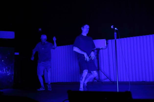 Andrew Fearn und Jason Williamson, v.l., von der Band Sleaford Mods bei einem Konzert im Tempodrom in Berlin, 14. März 2026. Sleaford Mods Konzert Berlin