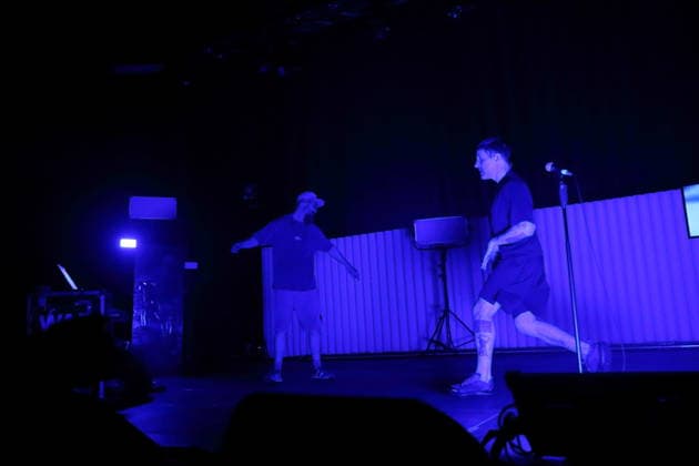 Andrew Fearn und Jason Williamson, v.l., von der Band Sleaford Mods bei einem Konzert im Tempodrom in Berlin, 14. März 2026. Sleaford Mods Konzert Berlin