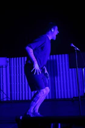 Jason Williamson von der Band Sleaford Mods bei einem Konzert im Tempodrom in Berlin, 14. März 2026. Sleaford Mods Konzert Berlin