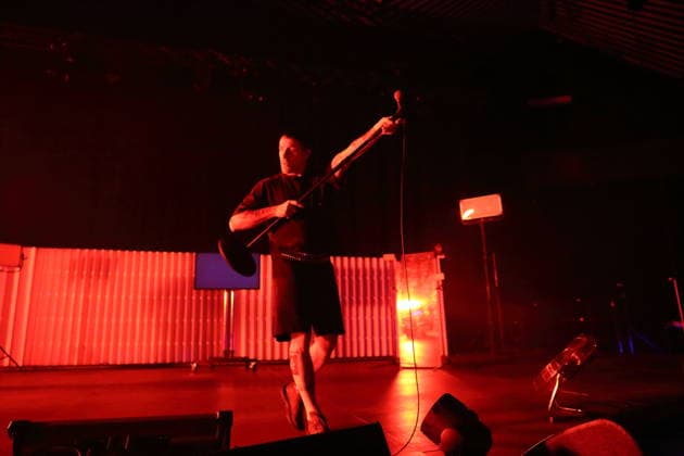 Jason Williamson von der Band Sleaford Mods bei einem Konzert im Tempodrom in Berlin, 14. März 2026. Sleaford Mods Konzert Berlin