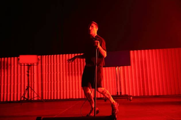 Jason Williamson von der Band Sleaford Mods bei einem Konzert im Tempodrom in Berlin, 14. März 2026. Sleaford Mods Konzert Berlin