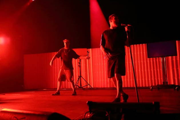 Andrew Fearn und Jason Williamson, v.l., von der Band Sleaford Mods bei einem Konzert im Tempodrom in Berlin, 14. März 2026. Sleaford Mods Konzert Berlin
