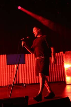 Jason Williamson von der Band Sleaford Mods bei einem Konzert im Tempodrom in Berlin, 14. März 2026. Sleaford Mods Konzert Berlin