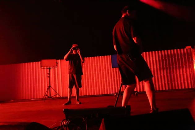 Andrew Fearn und Jason Williamson, v.l., von der Band Sleaford Mods bei einem Konzert im Tempodrom in Berlin, 14. März 2026. Sleaford Mods Konzert Berlin