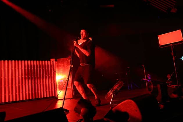 Jason Williamson von der Band Sleaford Mods bei einem Konzert im Tempodrom in Berlin, 14. März 2026. Sleaford Mods Konzert Berlin