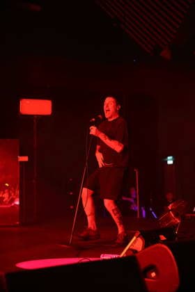 Jason Williamson von der Band Sleaford Mods bei einem Konzert im Tempodrom in Berlin, 14. März 2026. Sleaford Mods Konzert Berlin