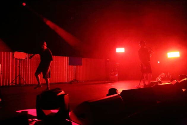 Andrew Fearn und Jason Williamson, v.l., von der Band Sleaford Mods bei einem Konzert im Tempodrom in Berlin, 14. März 2026. Sleaford Mods Konzert Berlin