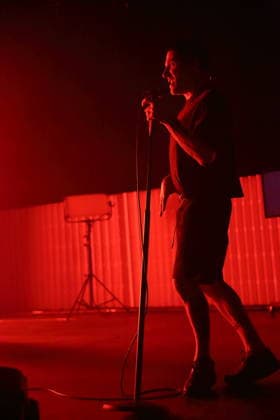 Jason Williamson von der Band Sleaford Mods bei einem Konzert im Tempodrom in Berlin, 14. März 2026. Sleaford Mods Konzert Berlin