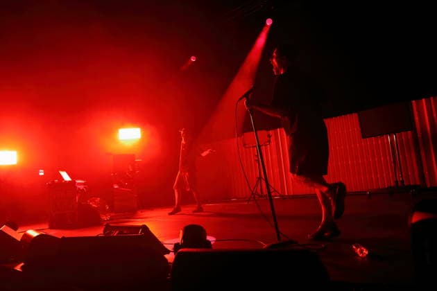 Andrew Fearn und Jason Williamson, v.l., von der Band Sleaford Mods bei einem Konzert im Tempodrom in Berlin, 14. März 2026. Sleaford Mods Konzert Berlin
