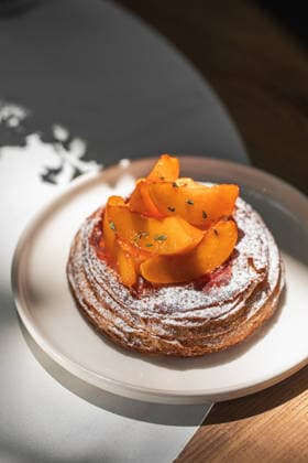 Pfirsich-Plundergebäck mit Puderzucker Flaky danish pastry topped with fresh peach slices and powdered sugar served on plate (License=RF) Copyright: xZoonar.com MaximxSparishx 24769188