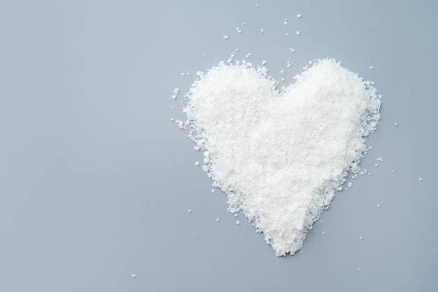 Nahaufnahme von weißem Sojawachs für die Kerzenherstellung. Close up of white soy wax for candle making. Light texture of soy wax flakes. Ingredient for homemade candles. Ecological lifestyle (License=RF) Copyright: xZoonar.com ILONAxSHOROKHOVAx 24771683