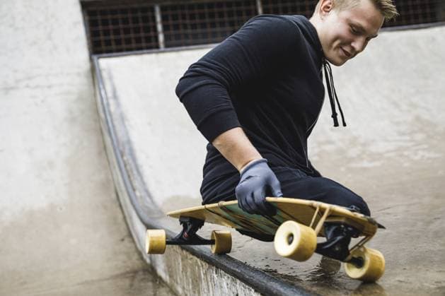 Junger und motivierter behinderter Typ mit einem Longboard im Skatepark Young and motivated handicapped guy with a longboard in the skatepark Copyright: imageBROKER blackday ibxiqx16979732.jpg ,model released, Symbolfoto ,property released