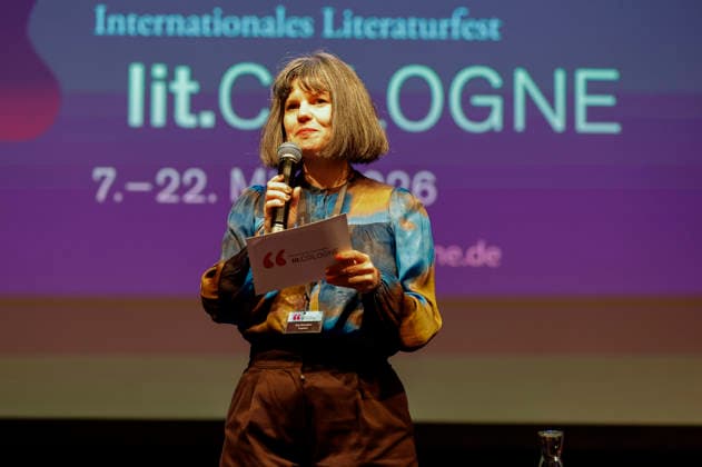 Eva Schuderer bei der lit.Cologne 2026 Veranstaltung Ohne uns geht nix! Remix 7 rettet mit Annette Frier und Michael Kessler die Demokratie in der Stadthalle Köln. Köln, 14.03.2026