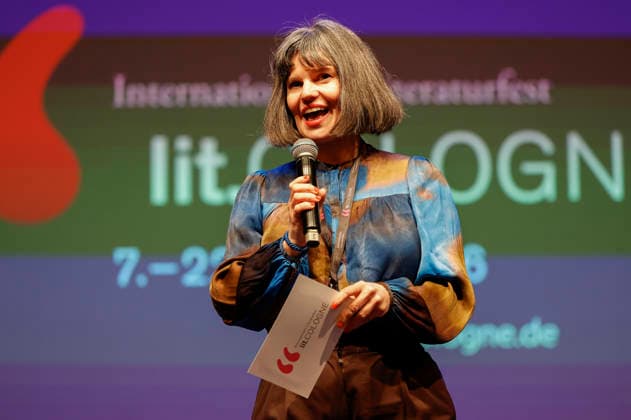 Eva Schuderer bei der lit.Cologne 2026 Veranstaltung Ohne uns geht nix! Remix 7 rettet mit Annette Frier und Michael Kessler die Demokratie in der Stadthalle Köln. Köln, 14.03.2026