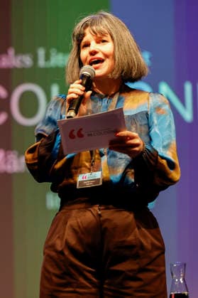 Eva Schuderer bei der lit.Cologne 2026 Veranstaltung Ohne uns geht nix! Remix 7 rettet mit Annette Frier und Michael Kessler die Demokratie in der Stadthalle Köln. Köln, 14.03.2026