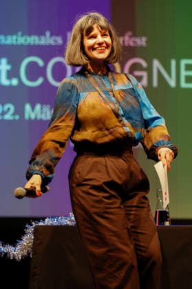 Eva Schuderer bei der lit.Cologne 2026 Veranstaltung Ohne uns geht nix! Remix 7 rettet mit Annette Frier und Michael Kessler die Demokratie in der Stadthalle Köln. Köln, 14.03.2026