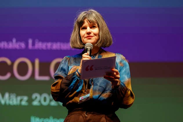 Eva Schuderer bei der lit.Cologne 2026 Veranstaltung Ohne uns geht nix! Remix 7 rettet mit Annette Frier und Michael Kessler die Demokratie in der Stadthalle Köln. Köln, 14.03.2026