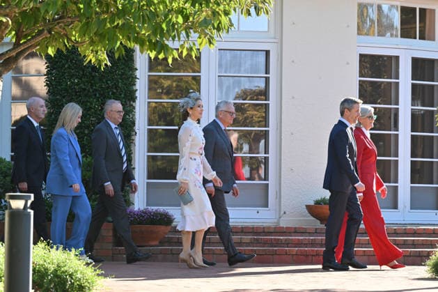 DENMARK ROYALS AUSTRALIA VISIT, Denmark s King Federik X and Queen Mary are escorted by Australia™s Governor-General Sam Mostyn and her husband Simeon Beckett during a Ceremonial Welcome at Government House in Canberra, Sunday, March 15, 2026. ( NO ARCHIVING CANBERRA AUSTRALIAN CAPITAL TERRITORY AUSTRALIA  Copyright: xMICKxTSIKASx 20260315194622682769