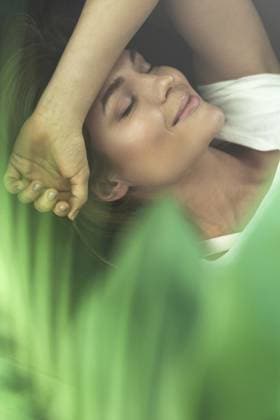 Porträt einer jungen und schönen Frau mit glatter Haut Portrait of young and beautiful woman with a smooth skin Copyright: imageBROKER blackday ibxiqx16981476.jpg ,model released, Symbolfoto ,property released