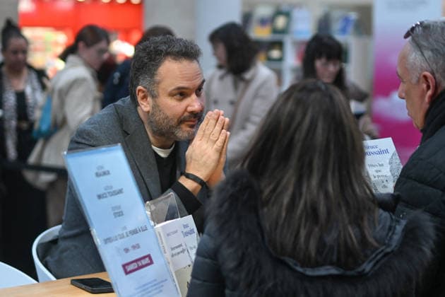 Les Grandes Rencontres Hachette Book Fair - Paris Bruce Toussaint during the book fair Les Grandes Rencontres Hachette organized by Hachette Livre at the Palais Brongniart to mark its 200th anniversary, in Paris, France on March 14, 2026. Photo by Lionel Urman ABACAPRESS.COM Paris France  Copyright: xUrmanxLionel ABACAx