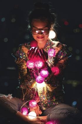 Weihnachten, Silvester oder ein anderes Festkonzept. Glückliche Frau in glühender Jacke mit Pailletten hält leichte Bälle in ihren Händen Christmas, New year or another celebration concept. Happy woman wearing glowing jacket with sequins is holding light balls in her hands Copyright: imageBROKER blackday ibxiqx16981987.jpg ,model released, Symbolfoto ,property released