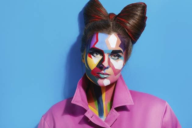 Das Model sieht aus wie eine Figur aus Comicseiten. Frau mit kreativem Pop Art Make up im Gesicht Model looks like character from comics pages. Woman with a creative pop art makeup on her face Copyright: imageBROKER blackday ibxiqx16982556.jpg ,model released, Symbolfoto ,property released