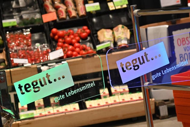 Der Schweizer Konzern Migros zieht sich aus Deutschland zurueck und verkauft die Supermarktkette Tegut. Rund 200 der etwa 340 Filialen will Edeka uebernehmen. Tegut ist ein deutsches Handelsunternehmen und Vollsortimenter im Lebensmitteleinzelhandel mit Hauptsitz in Fulda. Tegut betreibt ueber 300 Filialen mit rund 8400 Mitarbeitern in Hessen, Bayern, Niedersachsen, Rheinland-Pfalz, Thueringen und Baden-Wuerttemberg. Supermarkt,Filiale,Lebensmittel,Eingang, Firmenlogo,