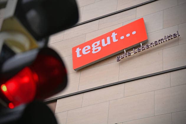 Der Schweizer Konzern Migros zieht sich aus Deutschland zurueck und verkauft die Supermarktkette Tegut. Rund 200 der etwa 340 Filialen will Edeka uebernehmen. Tegut ist ein deutsches Handelsunternehmen und Vollsortimenter im Lebensmitteleinzelhandel mit Hauptsitz in Fulda. Tegut betreibt ueber 300 Filialen mit rund 8400 Mitarbeitern in Hessen, Bayern, Niedersachsen, Rheinland-Pfalz, Thueringen und Baden-Wuerttemberg. Supermarkt,Filiale,Lebensmittel,Eingang, Firmenlogo,