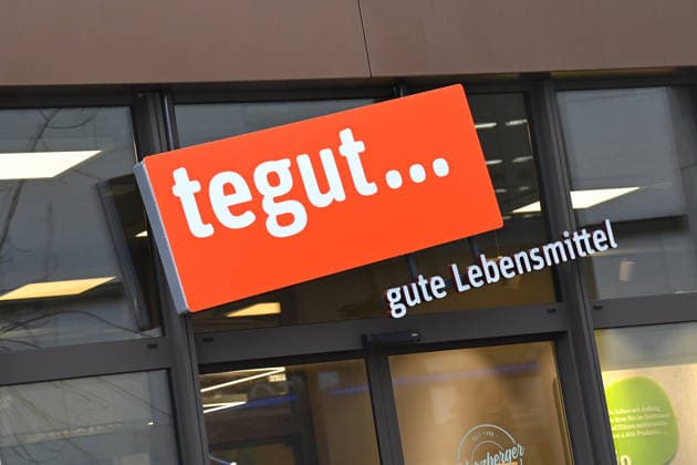 Der Schweizer Konzern Migros zieht sich aus Deutschland zurueck und verkauft die Supermarktkette Tegut. Rund 200 der etwa 340 Filialen will Edeka uebernehmen. Tegut ist ein deutsches Handelsunternehmen und Vollsortimenter im Lebensmitteleinzelhandel mit Hauptsitz in Fulda. Tegut betreibt ueber 300 Filialen mit rund 8400 Mitarbeitern in Hessen, Bayern, Niedersachsen, Rheinland-Pfalz, Thueringen und Baden-Wuerttemberg. Supermarkt,Filiale,Lebensmittel,Eingang, Firmenlogo,