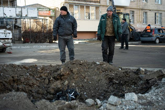 Aftermath of massive Russian attack in Brovary Two men stand by a crater in Brovary, Kyiv region, Ukraine, on March 14, 2026. On the night of March 14, Russian forces conduct a missile and drone operation on Ukraine. In the Kyiv region, residential buildings and infrastructure sustain damage. Four people are killed, and at least ten others are injured. Brovary Kyiv region Ukraine  Copyright: xDanyloxAntoniukx originalFilename: ukrinform-aftermat260314_npQPm.jpg