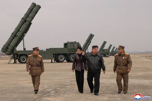 RECORD DATE NOT STATED 270161.jpg Image released by North Korea state media KCNA shows Supreme Leader Kim Jong Un watch a live-fire test of multiple rocket launcher systems on Saturday March 14, 2026 with his daughter Kim Ju Ae as they inspect a training exercises conducted for the KN-25 600 mm multiple rocket launcher systems. Twelve launch platforms and 2 artillery companies were used. The projectiles struck the target island from a distance of 364 km. (KCNA EYEPRESS) Pyongyang North Korea EDITORIAL USE ONLY  Copyright: xx 270161 EyePressxNewsx eyepress127074