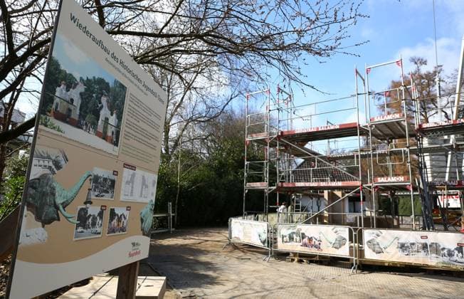 15.03.2026, xcex, GER, Hamburg, Stellingen, Zoo, Kultur, Tiere, Fruehlingserwachen im Tierpark Hagenbeck, Baustelle am historischen Jugendstil-Tor, Eingangstor, Wiederaufbau, Wahrzeichen, Symbolbild