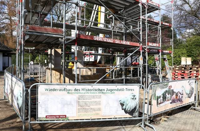 15.03.2026, xcex, GER, Hamburg, Stellingen, Zoo, Kultur, Tiere, Fruehlingserwachen im Tierpark Hagenbeck, Baustelle am historischen Jugendstil-Tor, Eingangstor, Wiederaufbau, Wahrzeichen, Symbolbild