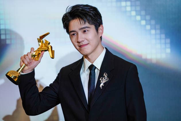 HONGKONG-ENT ASIA-FILM-AWARDS Chinese Actor Liu Haoran, holing a trophy posing for a photo at the Asian Film Awards in Hong Kong, March 15, 2026. NEXPHER Vernon Yuen HONG KONG