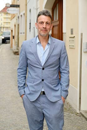 Sebastian Kommerell bei der Vernissage & Lesung Gesichter in der Galerie Zwoneun. Görlitz, 14.03.2026