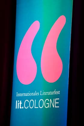 Logo lit.Cologne bei der lit.Cologne 2026 Veranstaltung Prager Verbrechen - Sabine Rückert und Dietmar Bär über Egon Erwin Kisch im Theater am Tanzbrunnen. Köln, 15.03.2026