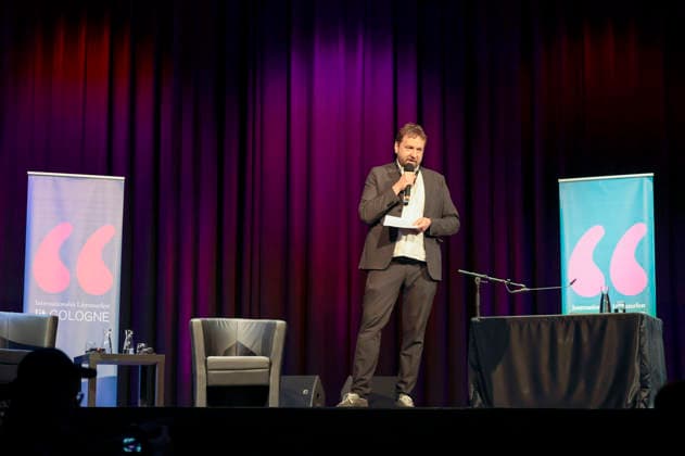 Tobias Bock bei der lit.Cologne 2026 Veranstaltung Prager Verbrechen - Sabine Rückert und Dietmar Bär über Egon Erwin Kisch im Theater am Tanzbrunnen. Köln, 15.03.2026