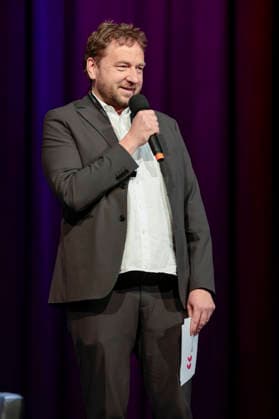 Tobias Bock bei der lit.Cologne 2026 Veranstaltung Prager Verbrechen - Sabine Rückert und Dietmar Bär über Egon Erwin Kisch im Theater am Tanzbrunnen. Köln, 15.03.2026