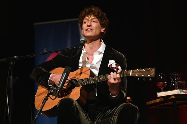 Der Autor, Musiker und Schauspieler Daniel Donskoy liest, musiziert und spricht auf der Lit.Cologne, dem internationalen Literaturfestival