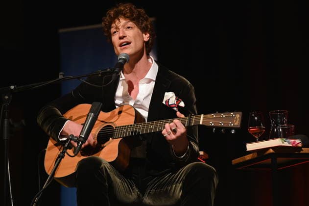 Der Autor, Musiker und Schauspieler Daniel Donskoy liest, musiziert und spricht auf der Lit.Cologne, dem internationalen Literaturfestival