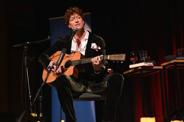 Der Autor, Musiker und Schauspieler Daniel Donskoy liest, musiziert und spricht auf der Lit.Cologne, dem internationalen Literaturfestival