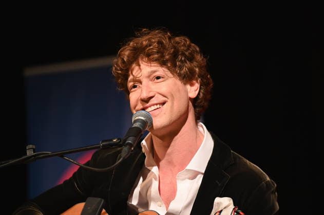 Der Autor, Musiker und Schauspieler Daniel Donskoy liest, musiziert und spricht auf der Lit.Cologne, dem internationalen Literaturfestival