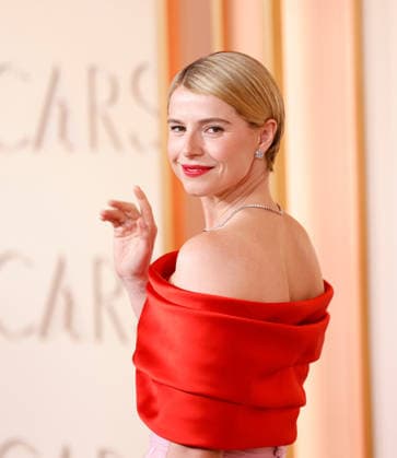 Jessie Buckley arrives on the red carpet for the 98th annual Academy Awards in the Hollywood section of Los Angeles on Sunday, March 15, 2026. Conan O Brien will host the Oscars for the second consecutive year.  LAP20260315529 JOHNxANGELILLO