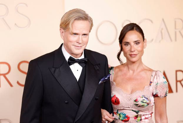 (L-R) Cary Elwes and Lisa Marie Kubikoff arrive on the red carpet for the 98th annual Academy Awards in the Hollywood section of Los Angeles on Sunday, March 15, 2026. Conan O Brien will host the Oscars for the second consecutive year.  LAP20260315534 JOHNxANGELILLO