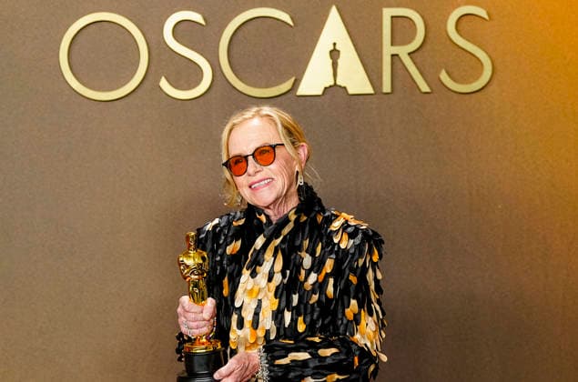 Amy Madigan holds the Oscar award in the press photo room after winning Best Actress in a Supporting Role for Weapons during the 98th annual Academy Awards in the Hollywood section of Los Angeles on Sunday, March 15, 2026. Conan O Brien is hosting the Oscars for the second consecutive year.  LAP20260315303 BONNIExCASH