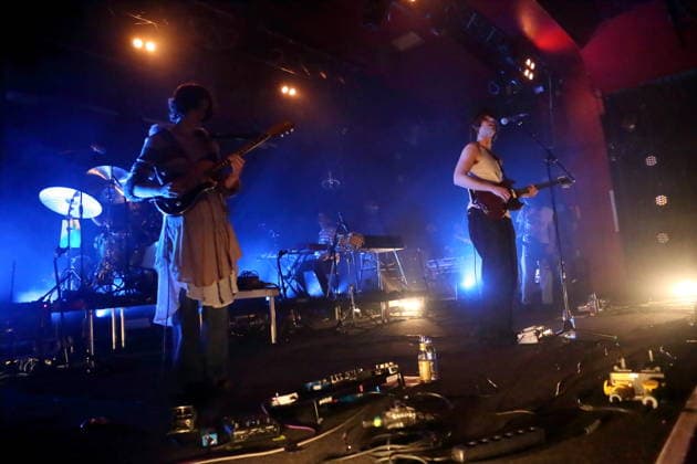 Max Bassin, Emily Green, Sam Revaz, Cameron Winter und Dominic DiGesu, v.l., von der Band Geese bei einem Konzert im Astra Kulturhaus in Berlin, 15. März 2026. Geese Konzert Berlin