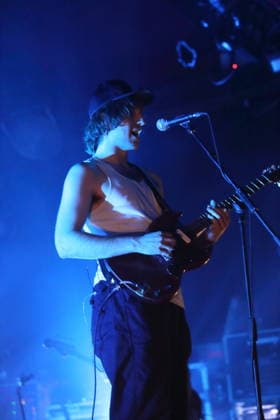 Cameron Winter von der Band Geese bei einem Konzert im Astra Kulturhaus in Berlin, 15. März 2026. Geese Konzert Berlin