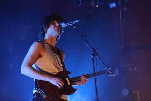 Cameron Winter von der Band Geese bei einem Konzert im Astra Kulturhaus in Berlin, 15. März 2026. Geese Konzert Berlin