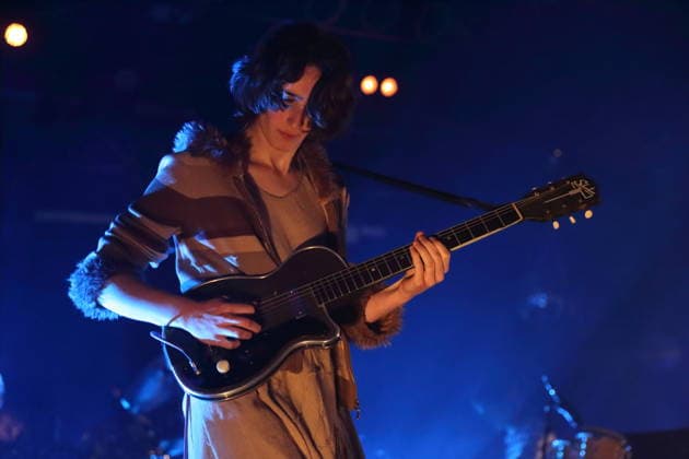 Emily Green von der Band Geese bei einem Konzert im Astra Kulturhaus in Berlin, 15. März 2026. Geese Konzert Berlin