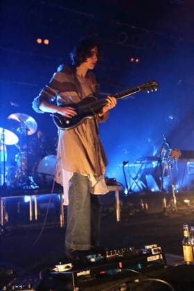 Emily Green von der Band Geese bei einem Konzert im Astra Kulturhaus in Berlin, 15. März 2026. Geese Konzert Berlin